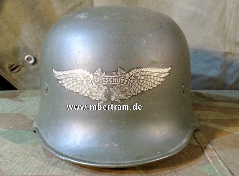 Grüner Luftschutzhelm in der Form von Feuerwehr Helmen mit Emblem ohne HK