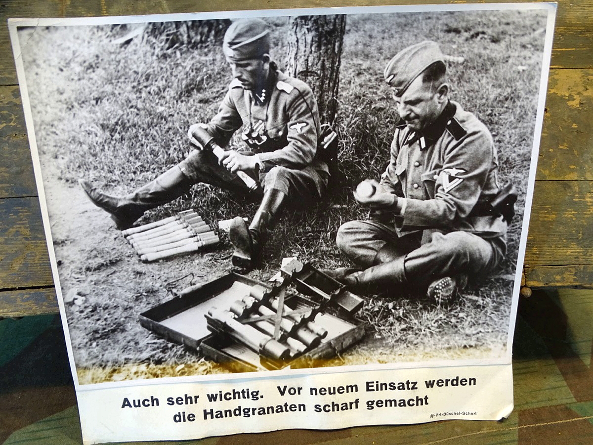Propaganda Presse Foto SS Soldaten machen Steilhandgranaten scharf Ca. 23x17 cm.
