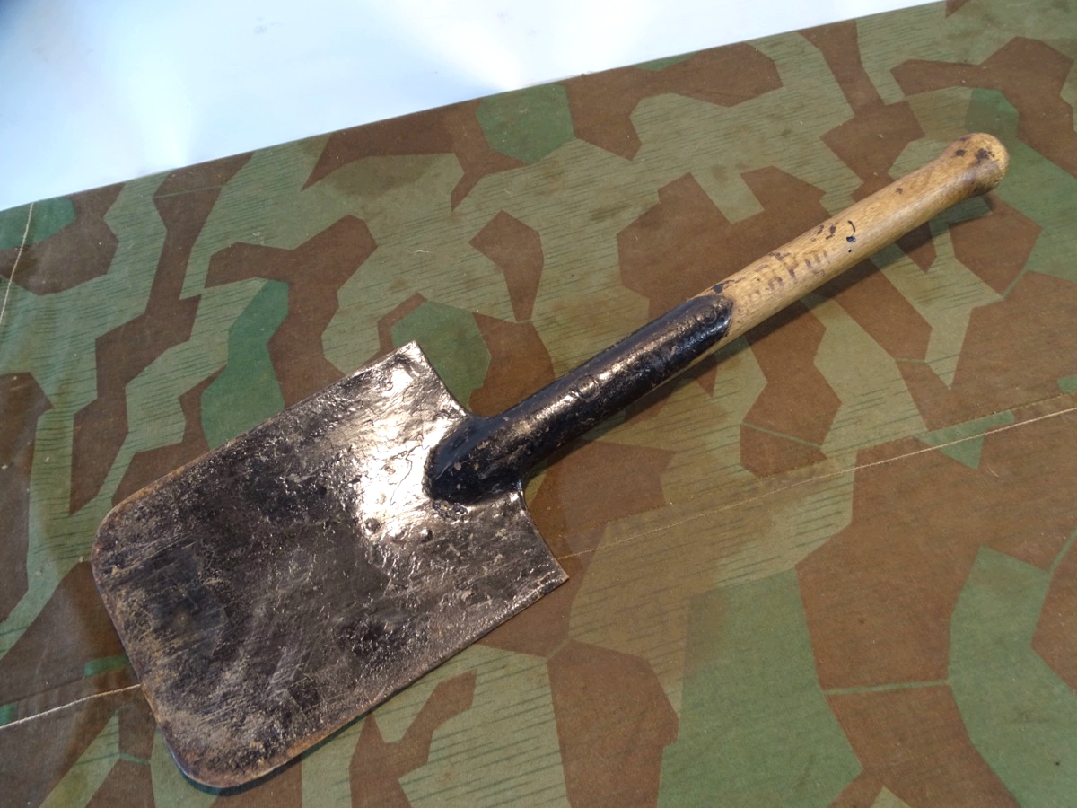 Wehrmacht Feldspaten / Schanzspaten , gebraucht, ungereinigt. Polizeinutzung ? 