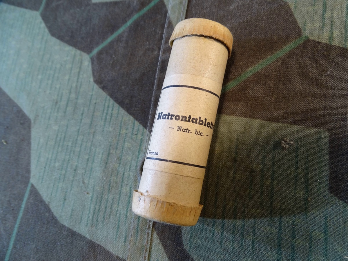 Pappröhrchen Natrontabletten, Luftschutz und Sanitätsmaterial. 