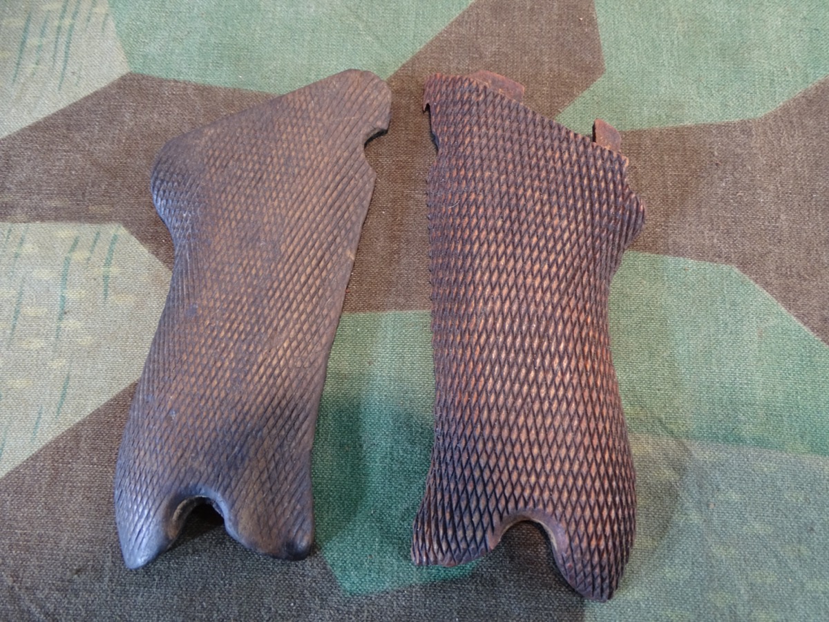 Original oder Replik ? Pärchen Holz Griffschalen für P 08 Pistole. Seitlich leichter Ausbruch im Holz