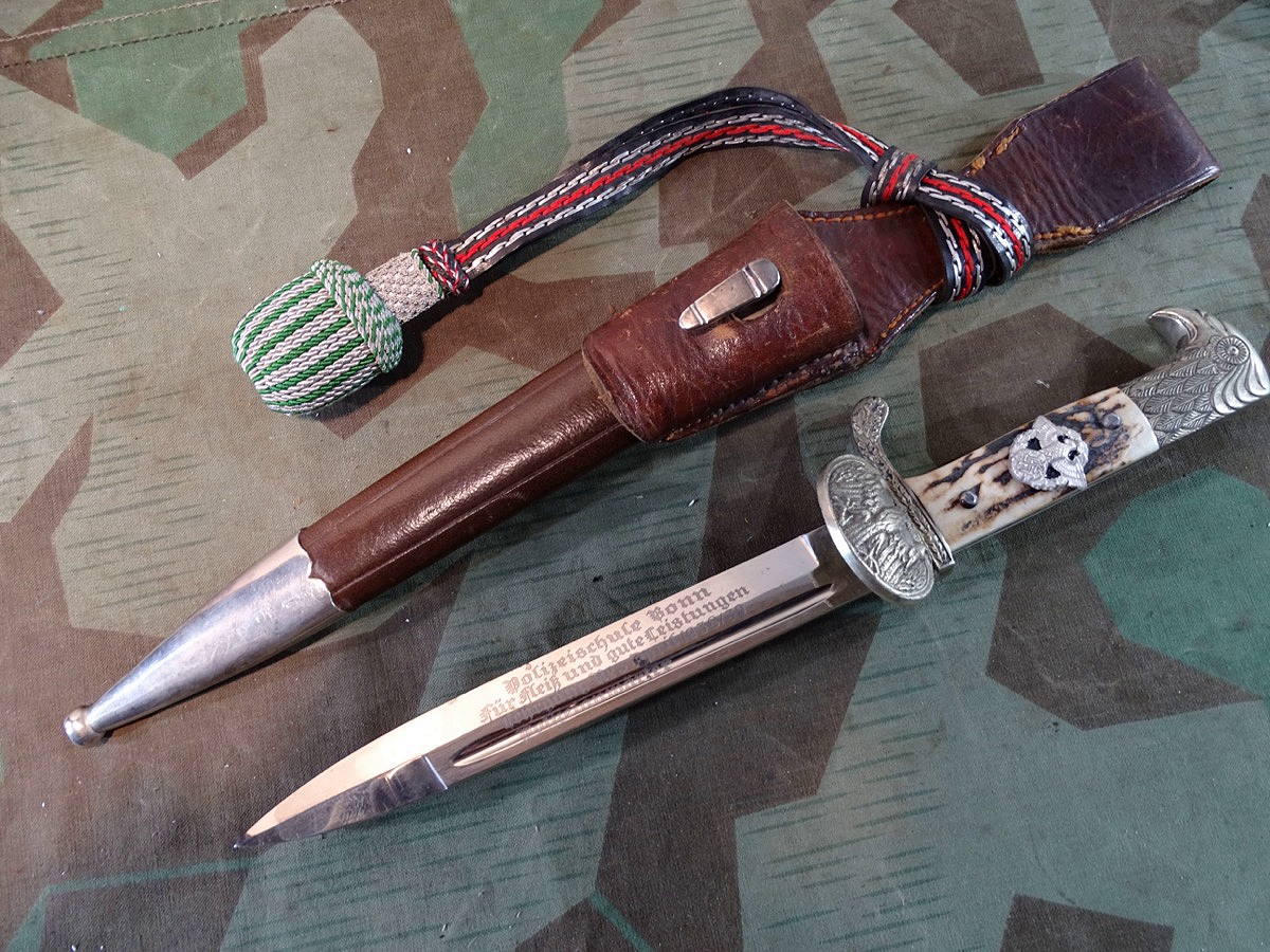 Polizei Extra Seitengewehr mit Klingenätzung Polizeischule Bonn 1937/38, Koppelschuh und Portepee. Polizei Extra Seitengewehr mit Klingenätzung Polizeischule Bonn 1937/38, Koppelschuh und Portepee.