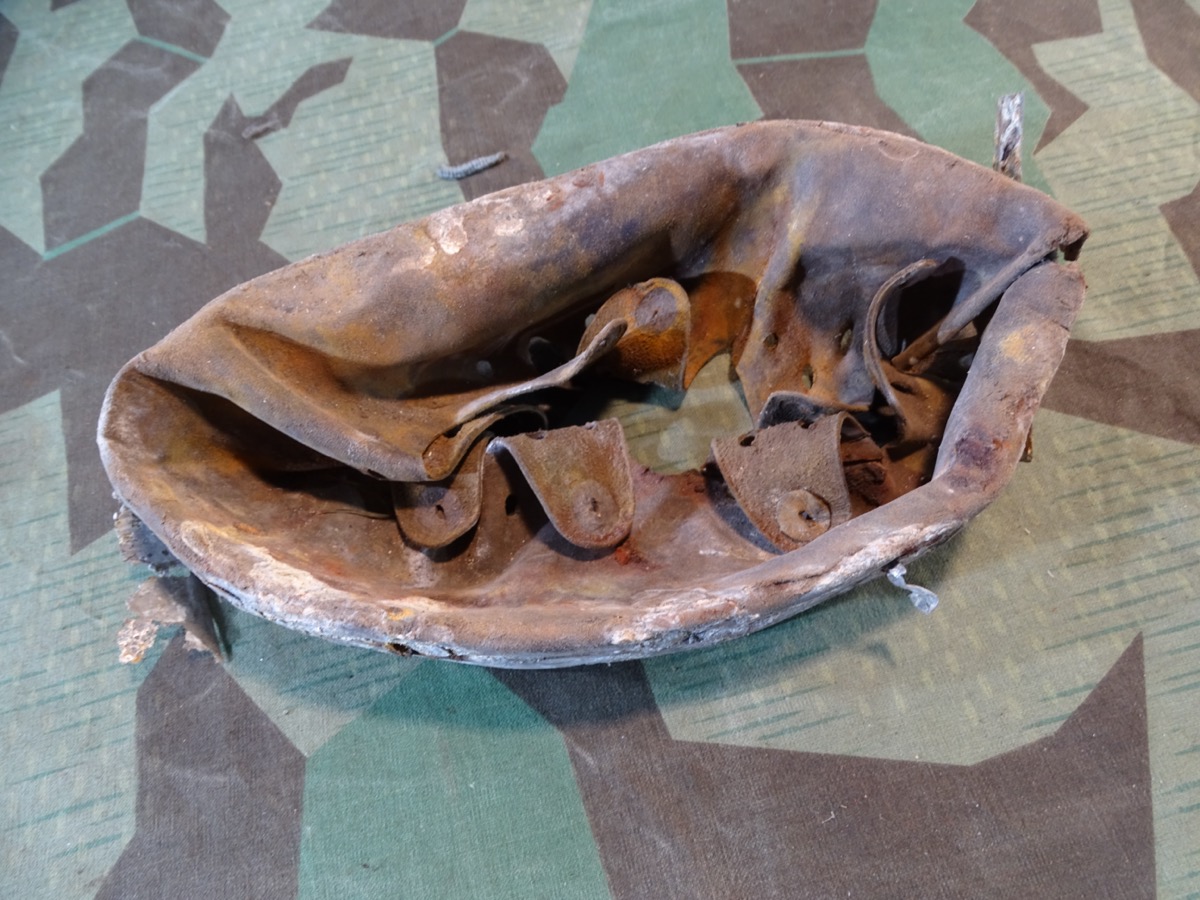 Original Stahlhelmleder mit Filz u Ring für Wehrmachts Stahlhelme, Wasserfund ca. 58 cm. 