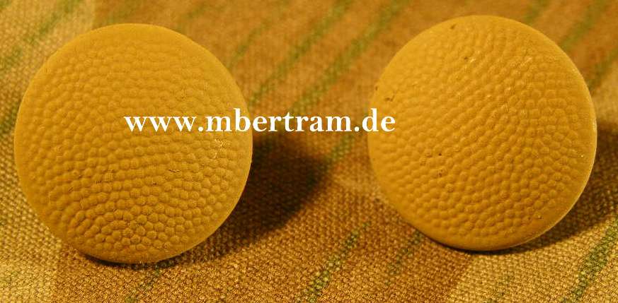 Paar lehmgelbe/ beige Wehrmachts Schulterklappenknöpfe