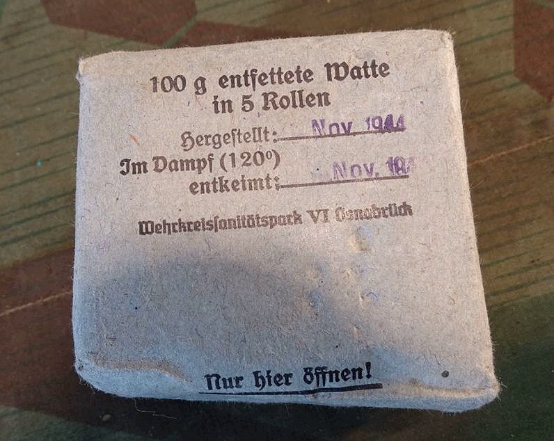 Ein Päckchen 100 gr. entfettete Watte in 5 Rollen der Wehrmacht, 1944