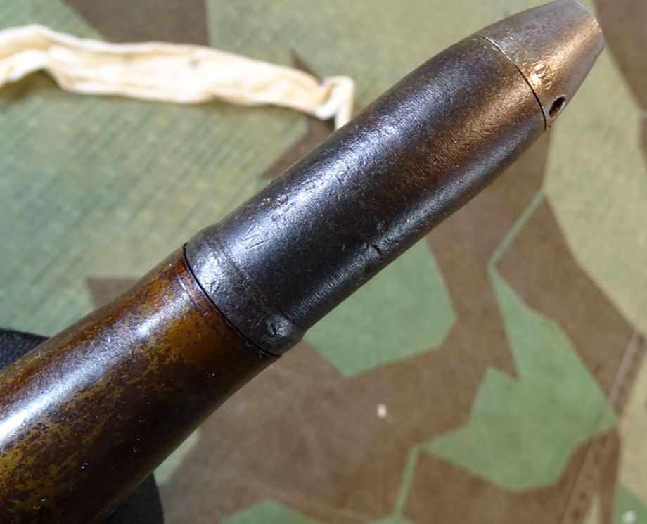 Deko-Patrone 2 cm Flak 38, lackierte Stahlhülse, Eisenzünder, Ladungssäckchen