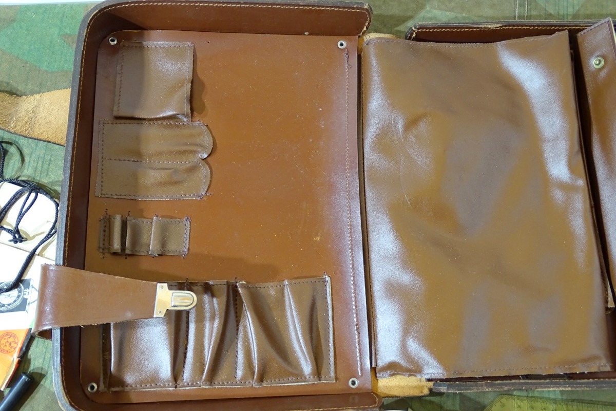 20305-11 DDR NVA Ledertasche Artillerie-Kommandeursbesteck mit Inhalt