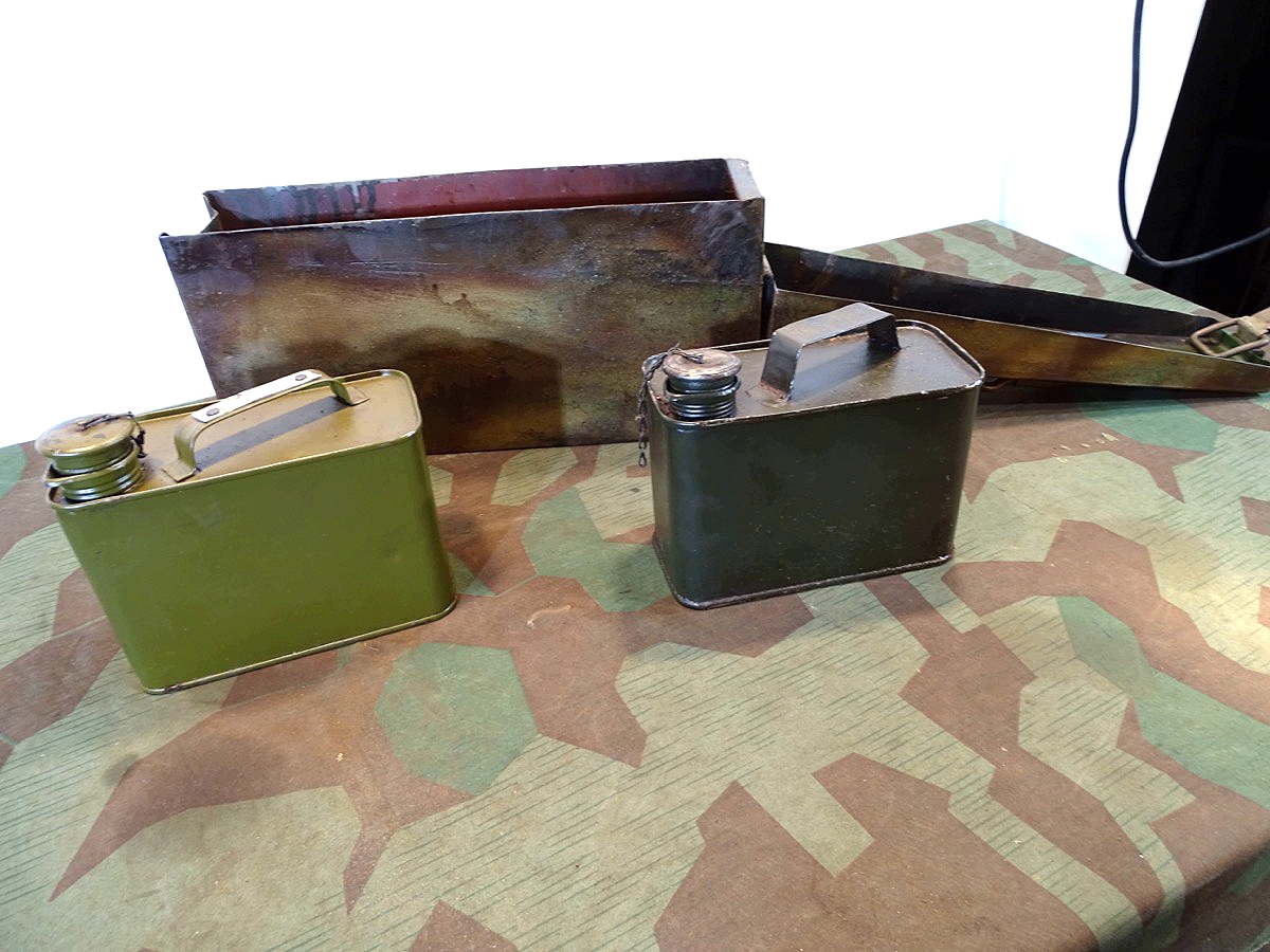 MG 34/42 Waffenmeister Patronenkasten 34 "P"  mit 2 Waffenölkanistern.