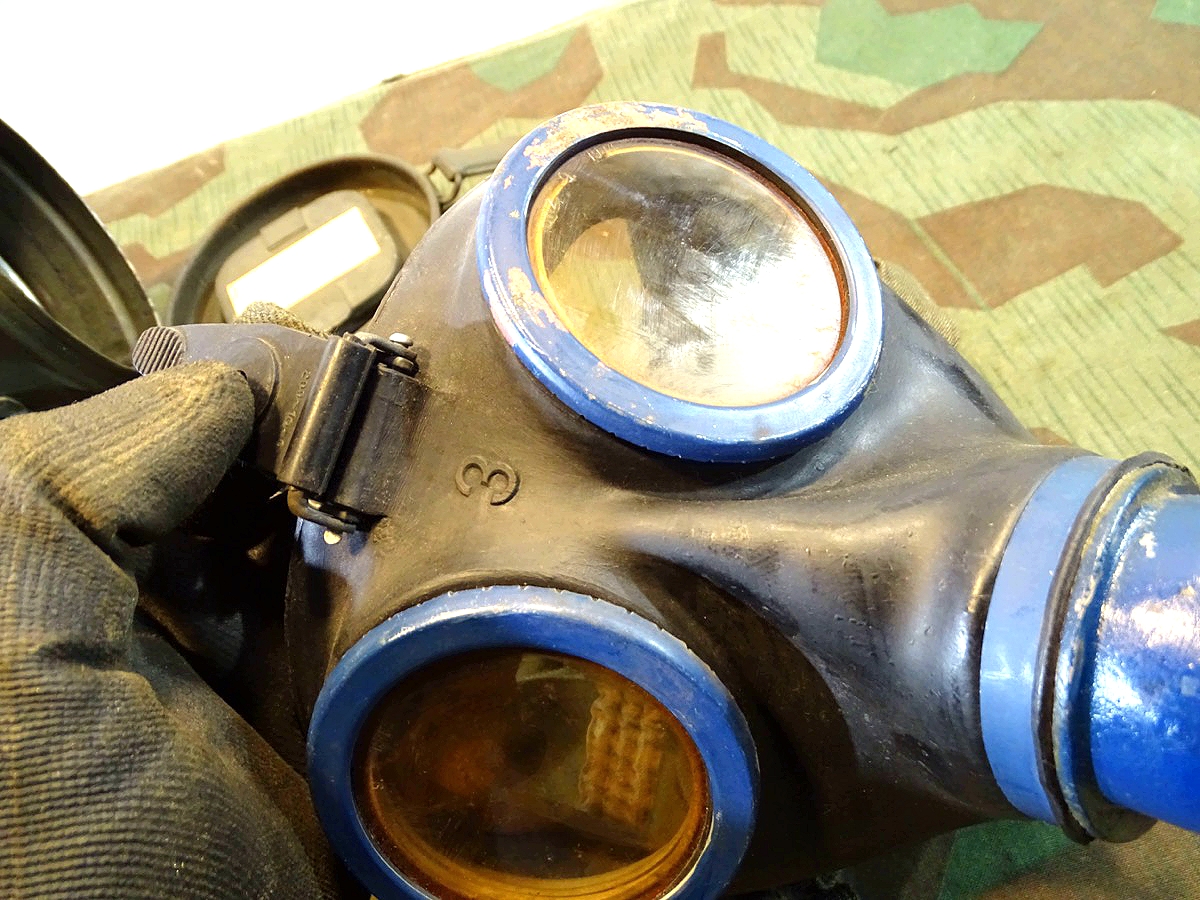 Gasmaske mit Dose M 38 und Filter FE 41, (unbenutzt) und Losantin, alles 1944