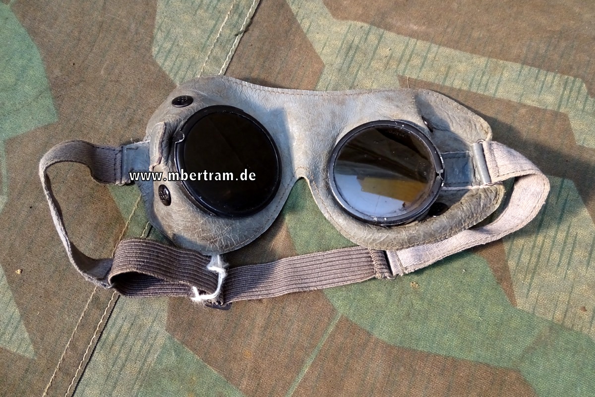 Wehrmacht Staubbrille, / Kradfahrerbrille.  Graues Leder. Getönte Gläser.