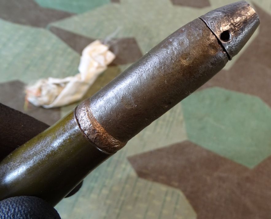 Deko-Patrone 2 cm Flak 38, lackierte Stahlhülse, Eisenzünder, Ladungssäckchen