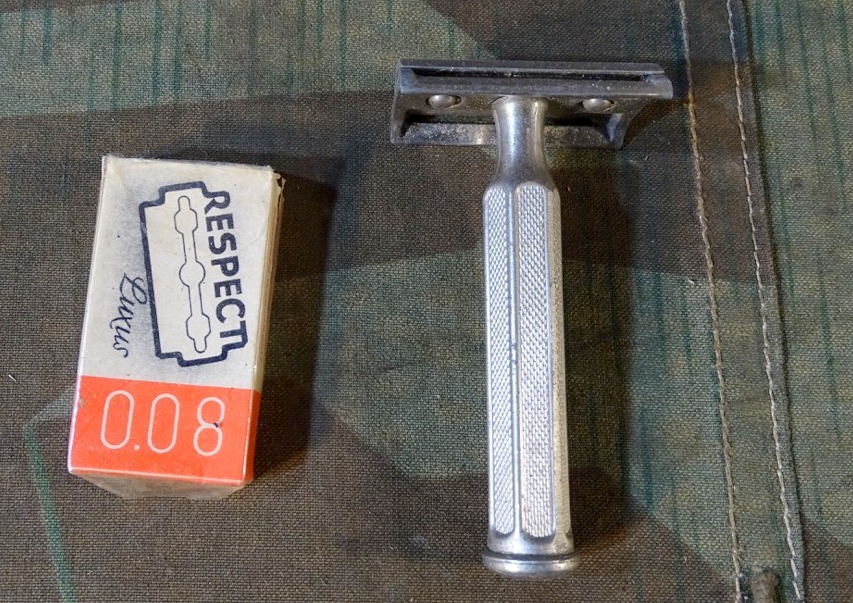 Wehrmacht Nassrasierer aus Metall mit Ersatzklingen