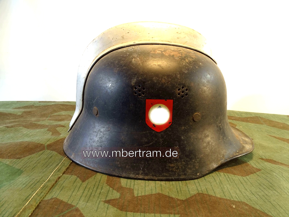 Früher Helm Feuerlöschpolizei mit beiden Original Wappen und Kamm, Spannungsriss