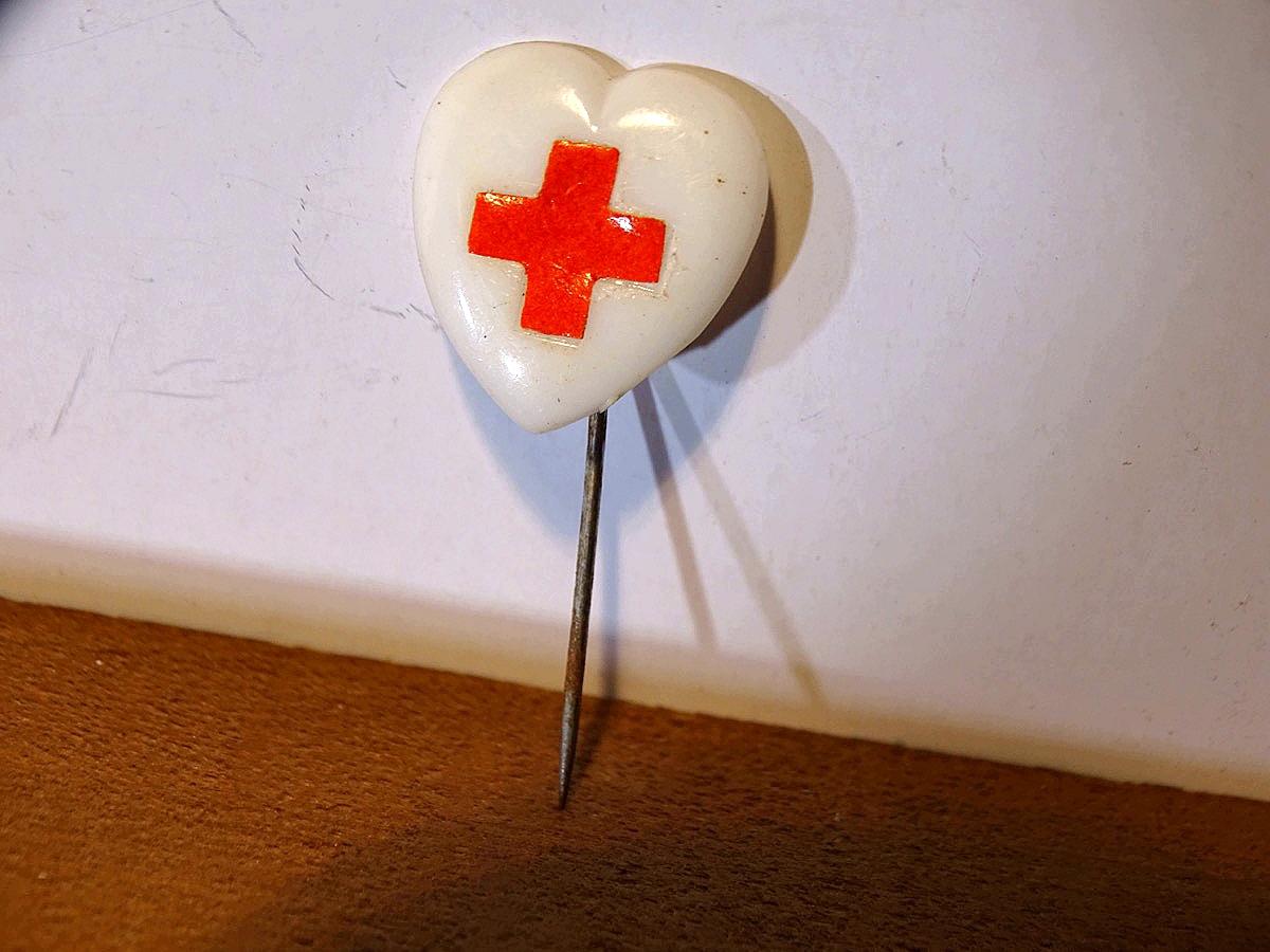 DRK Anstecker 3 Reich, rotes Kreuz auf weißem Herz. An langer Nadel. 