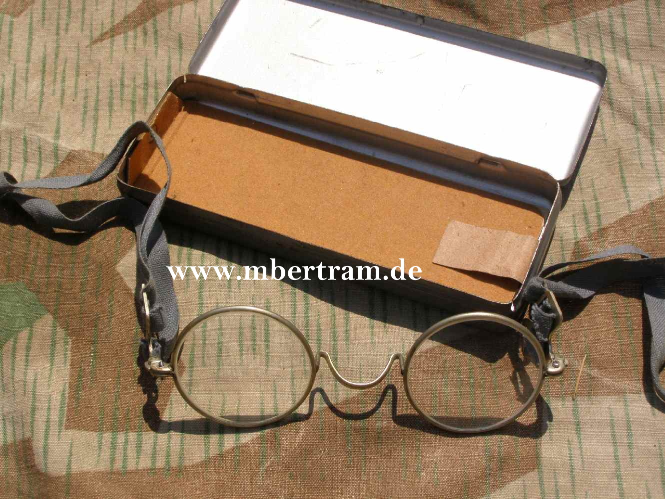 Wehrmacht Dienstbrille in zugehöriger Blechdose