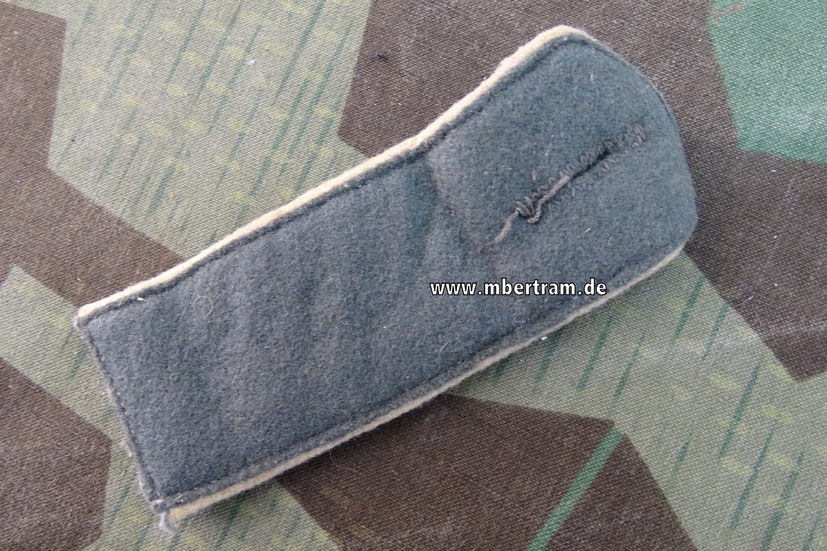1.Weltkrieg, feldgraue Schulterklappe, Regimentsnummer 230, weiße Paspel