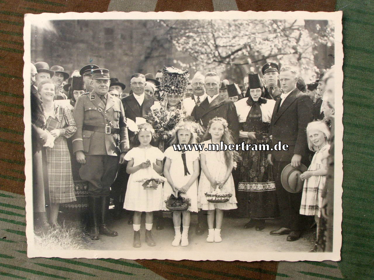 Foto Bad Nenndorf mit Tracht und SA u SS Leuten. Ca. 14x11