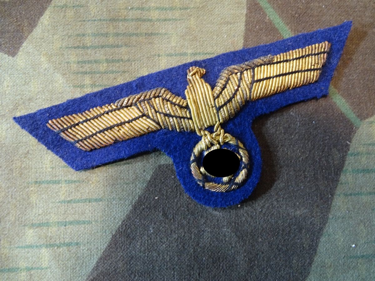 Kriegsmarine Brustadler für Unteroffiziere und Offiziere, Variante mit Untergrund in mittelblau. 