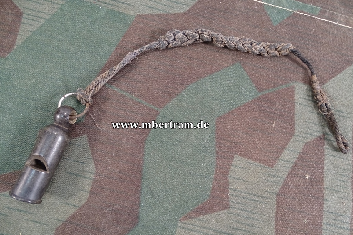 Wehrmacht : typische Bakelit Trillerpfeife f. Feldwebel u. Offiz., Trageschnur.