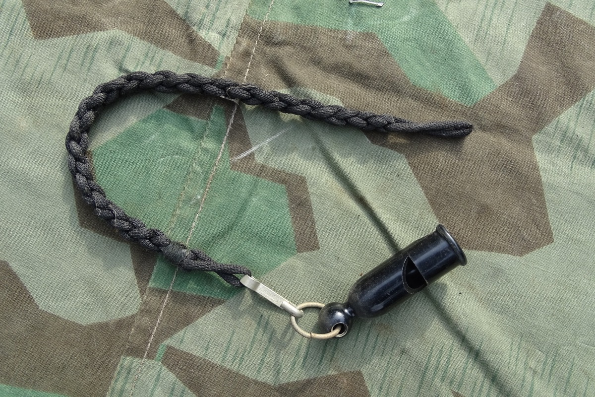 Wehrmacht : typische Bakelit Trillerpfeife f. Feldwebel u. Offiz., Trageschnur. 