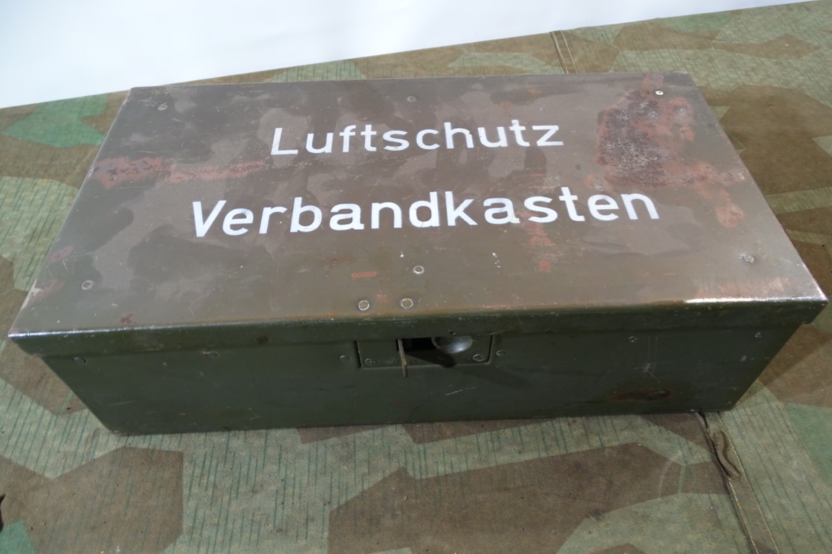 Luftschutz Verbandkasten feldgrau , Deckelbeschriftung schön erhalten.-