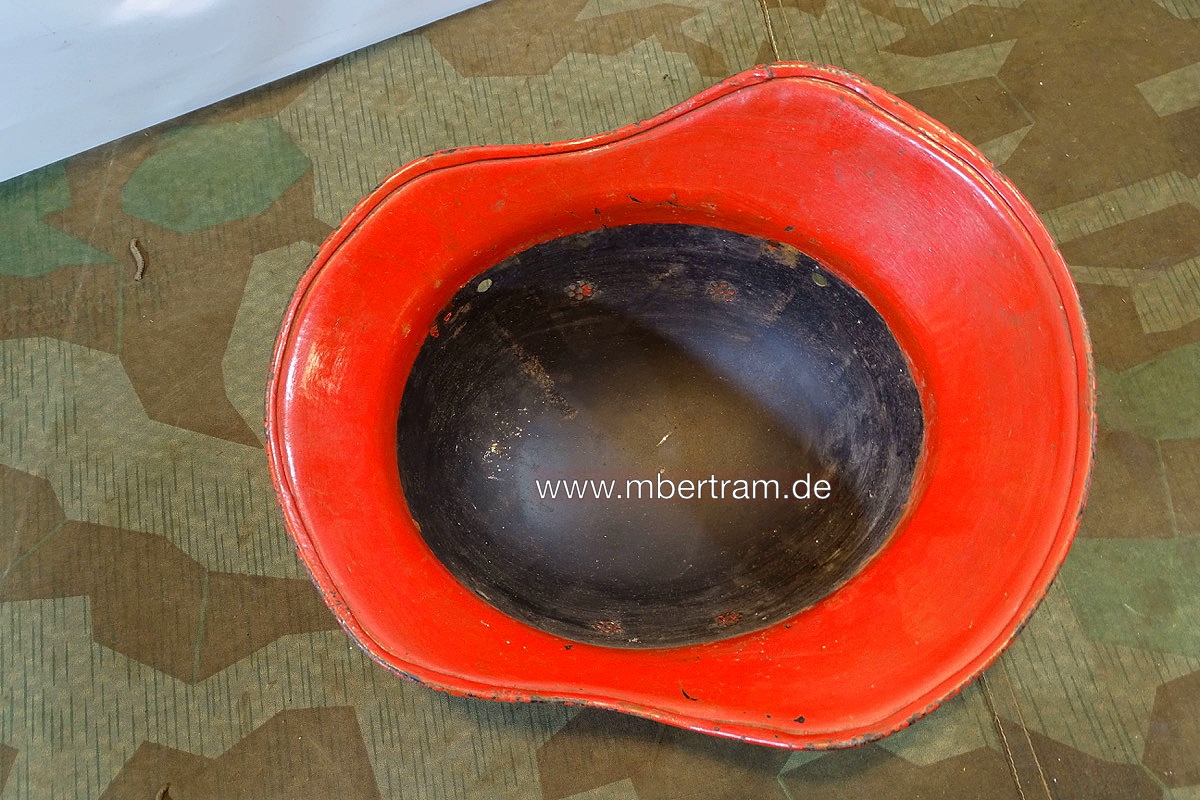 Einteiliger Luftschutz Helm, Gladiator  Form, rot überstrichen