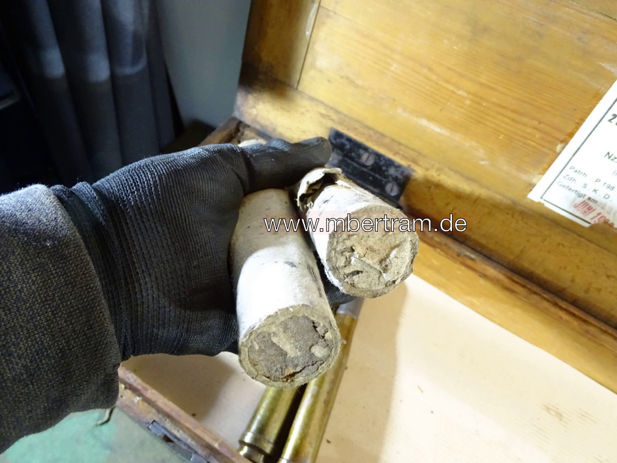 20768-12 Frühe Holz Munitionskiste für 100 Stück 2 cm Spr. Gr. Patr. Flakmunition, mit Inhalt