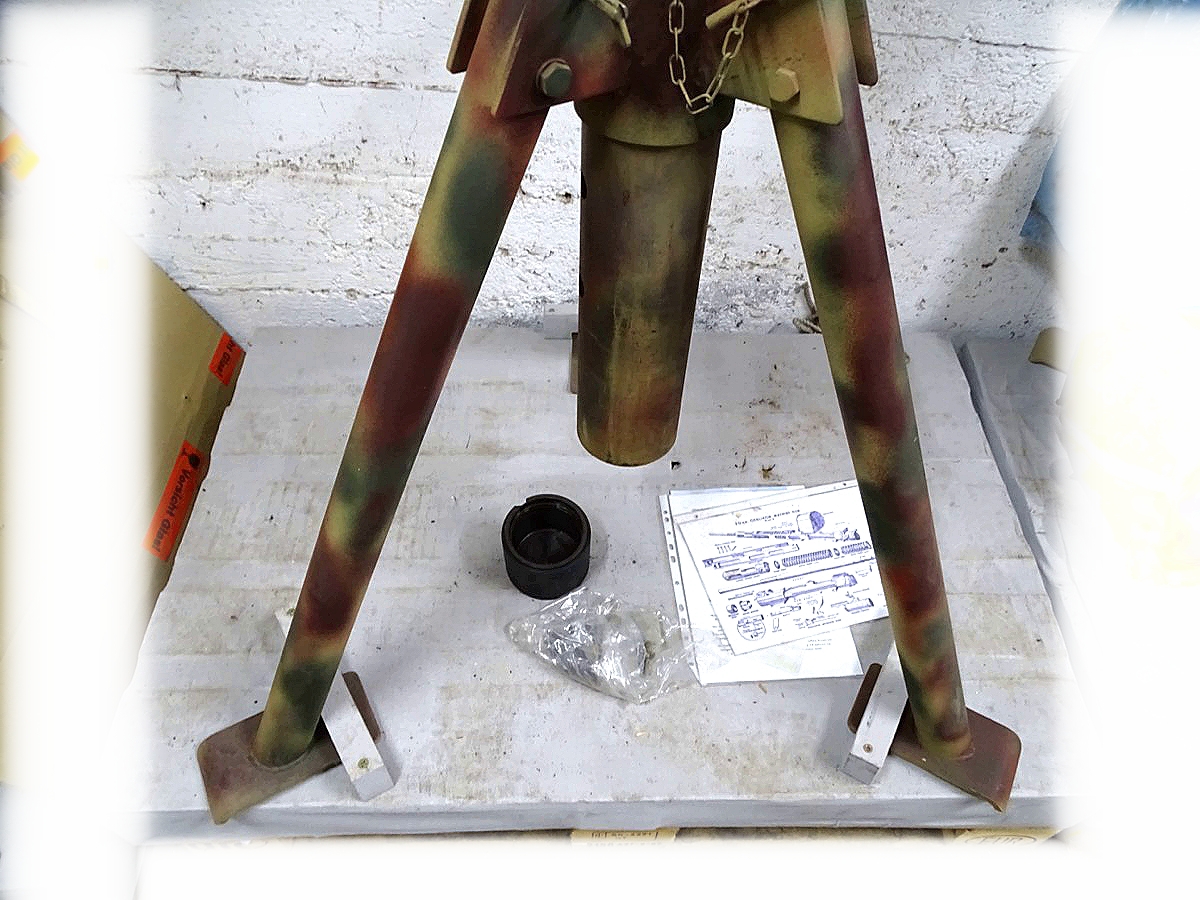 Deaktivierte 20 mm Oerlikon Flak MK 2, 1943, getarnte Behelfslafette, Wehrmachts Beutekanone, 1 Magazin, ( Nr. S-33141)
