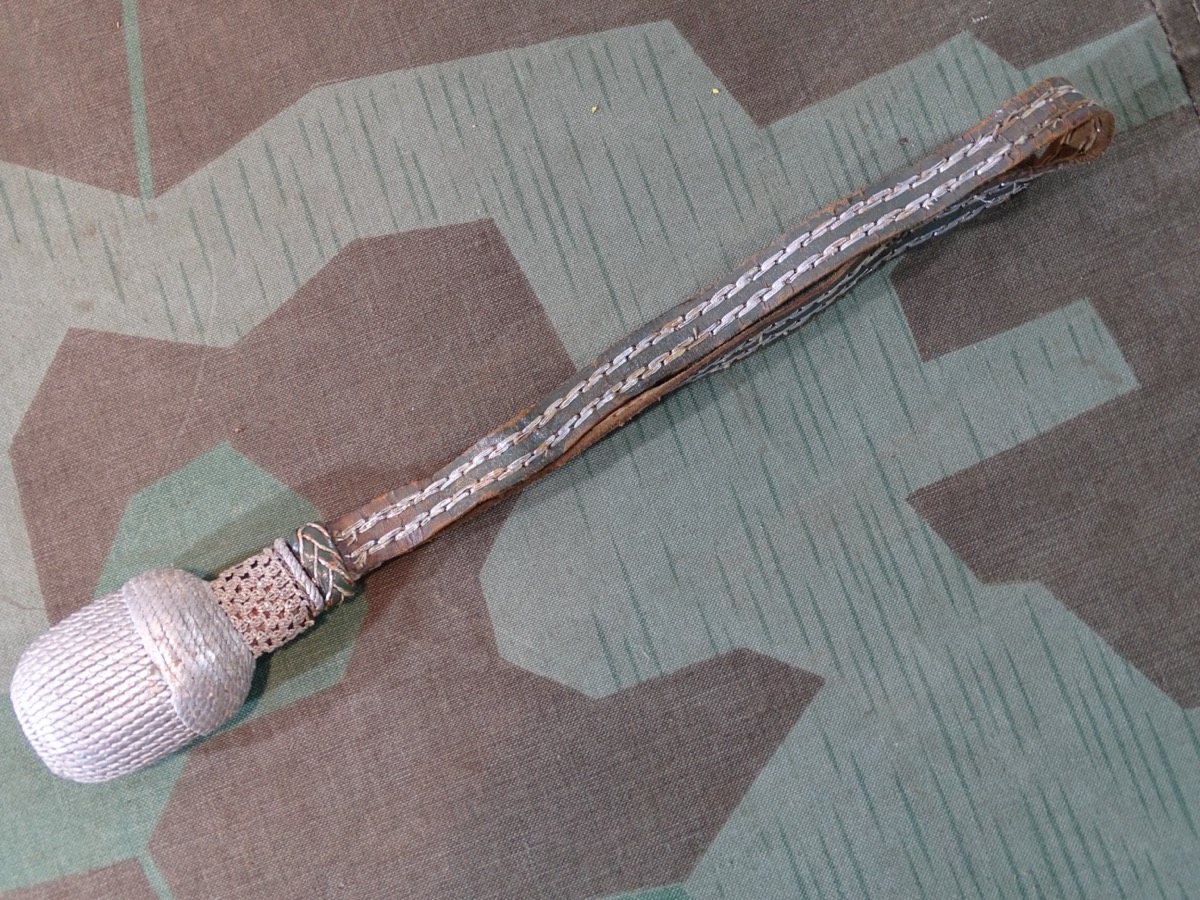 Portepee für Offizierssäbel Wehrmacht, kurzes graues Lederband mit Metallfaden Durchzügen Portepee für Offizierssäbel Wehrmacht, kurzes graues Lederband mit Metallfaden Durchzügen