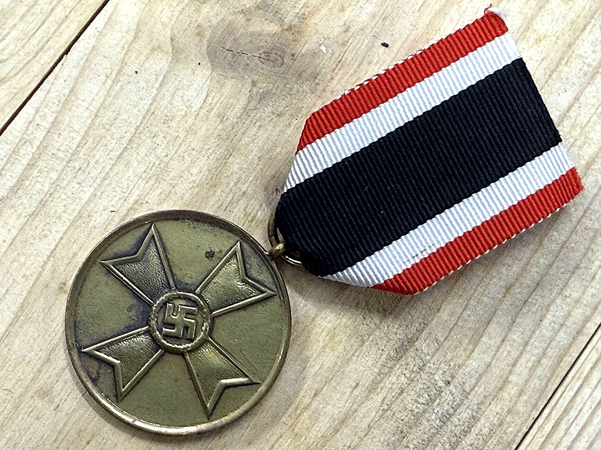Medaille des Kriegsverdienstkreuzes, Buntmetall, mit KvK Bandabschnitt