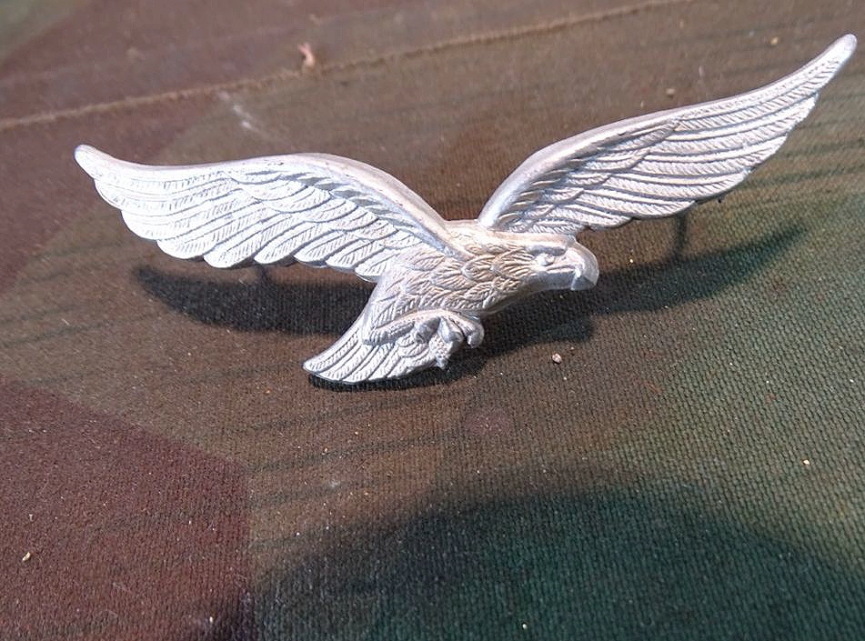Luftwaffen Mützenadler, Aluminium, beide Splinte vorhanden, HK entfernt.  