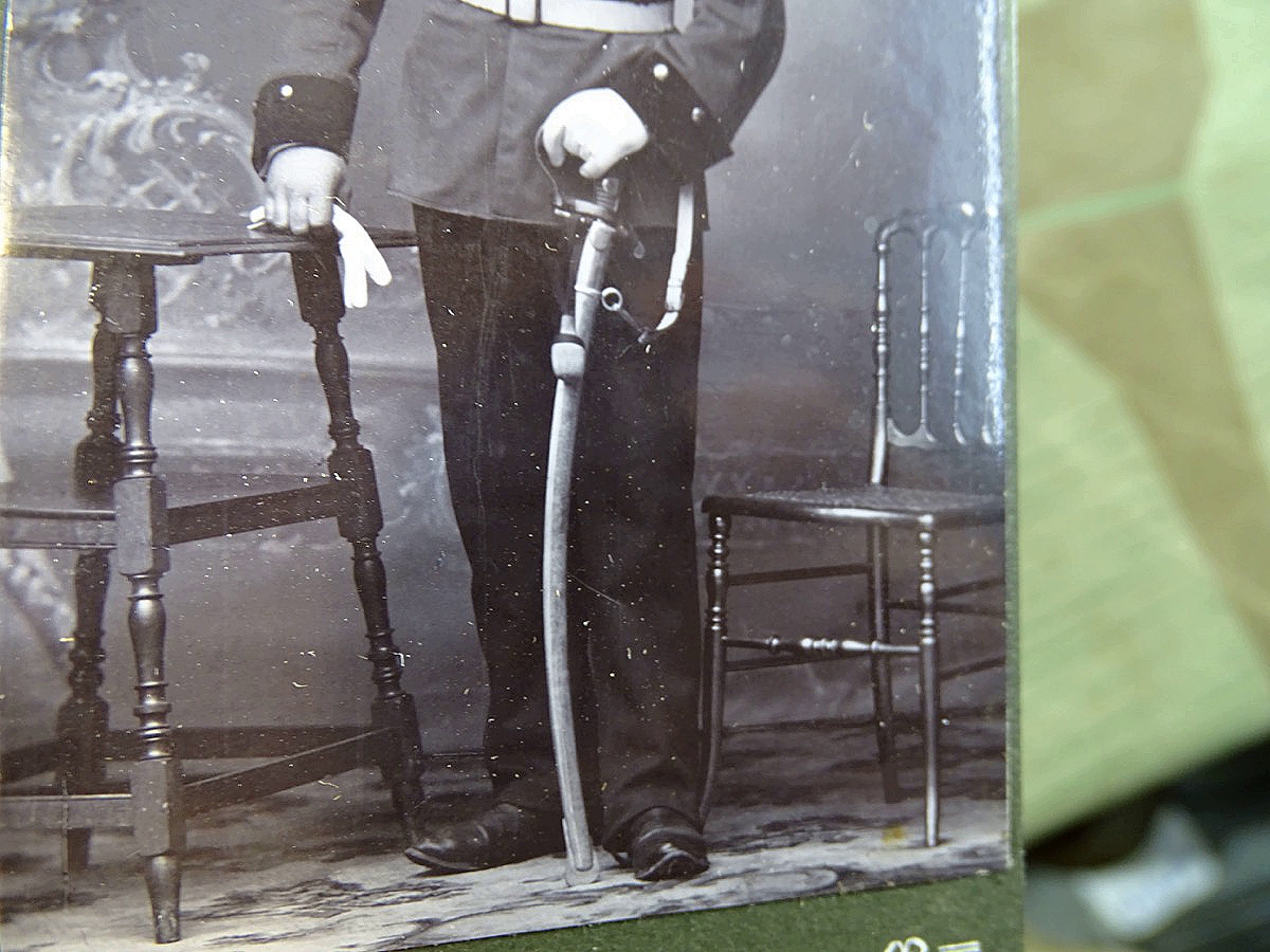 Studioaufnahme preussischer Kavallerist mit weißem Parade Koppel und schwerem Säbel, Fotoatelier Metz