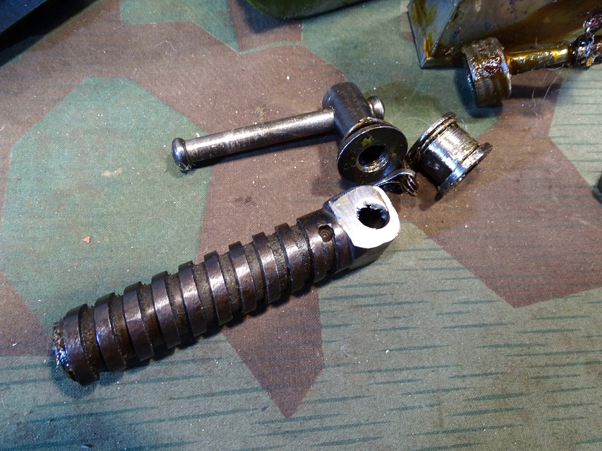 Waffenmeister Gurtkasten für das MG Maxim M 1910 mit umfangreichem Inhalt Waffenmeister Gurtkasten für das MG Maxim M 1910 mit umfangreichem Inhalt