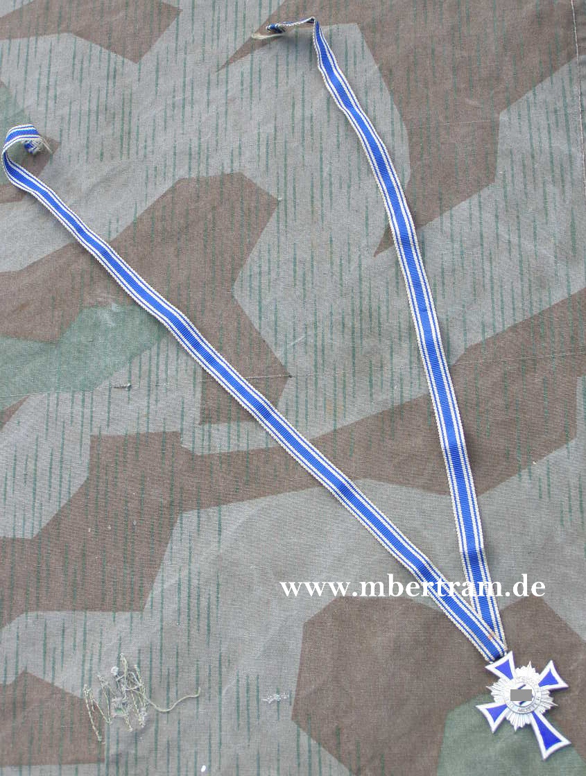 Ehrenkreuz der deutschen Mutter in silber, mit Band
