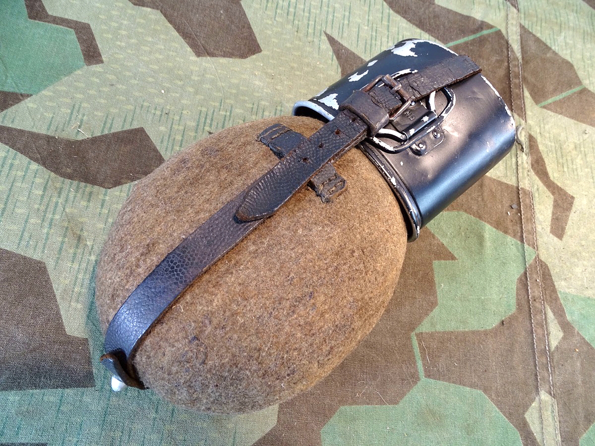 Feldflasche Wehrmacht MN 1941 mit schwarzem Alu Becher von GNL 1941