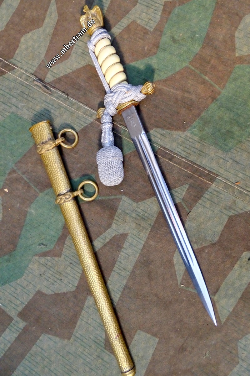 Kriegsmarine Offiziersdolch, gehämmerte Scheide, Portepee, " WKC Solingen "