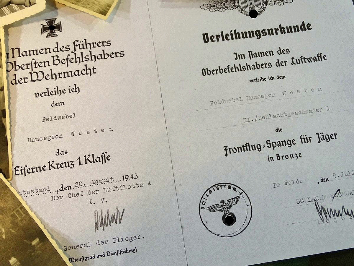 Fotonachlass mit Kopie der Urkunden, DK Gold Träger und Ehrenpokal Inhaber Jagdflieger d. Luftwaffe Fotonachlass mit Kopie der Urkunden, DK Gold Träger und Ehrenpokal Inhaber Jagdflieger d. Luftwaffe