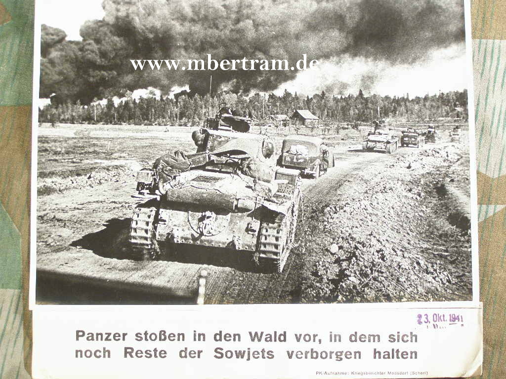 Panzer stossen in den Wald mit Sowjets vor 23.10.1941