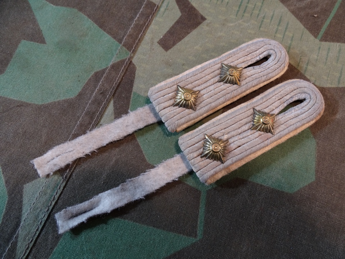 Paar Schulterklappen Hauptmann Wehrmacht Heer Infanterie für die Feldbluse
