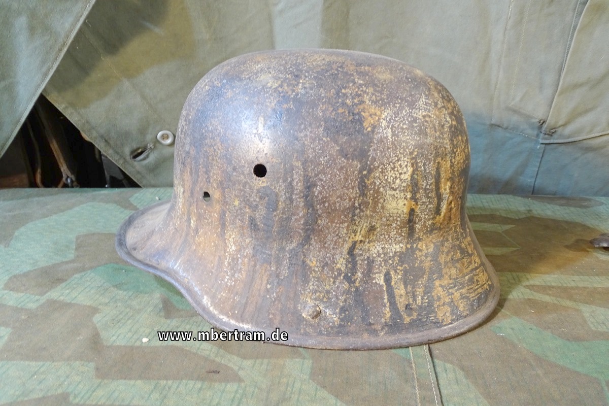 Stahlhelm 1. Weltkrieg M 16, glatte Helmglocke ohne Innenleben u Hörner