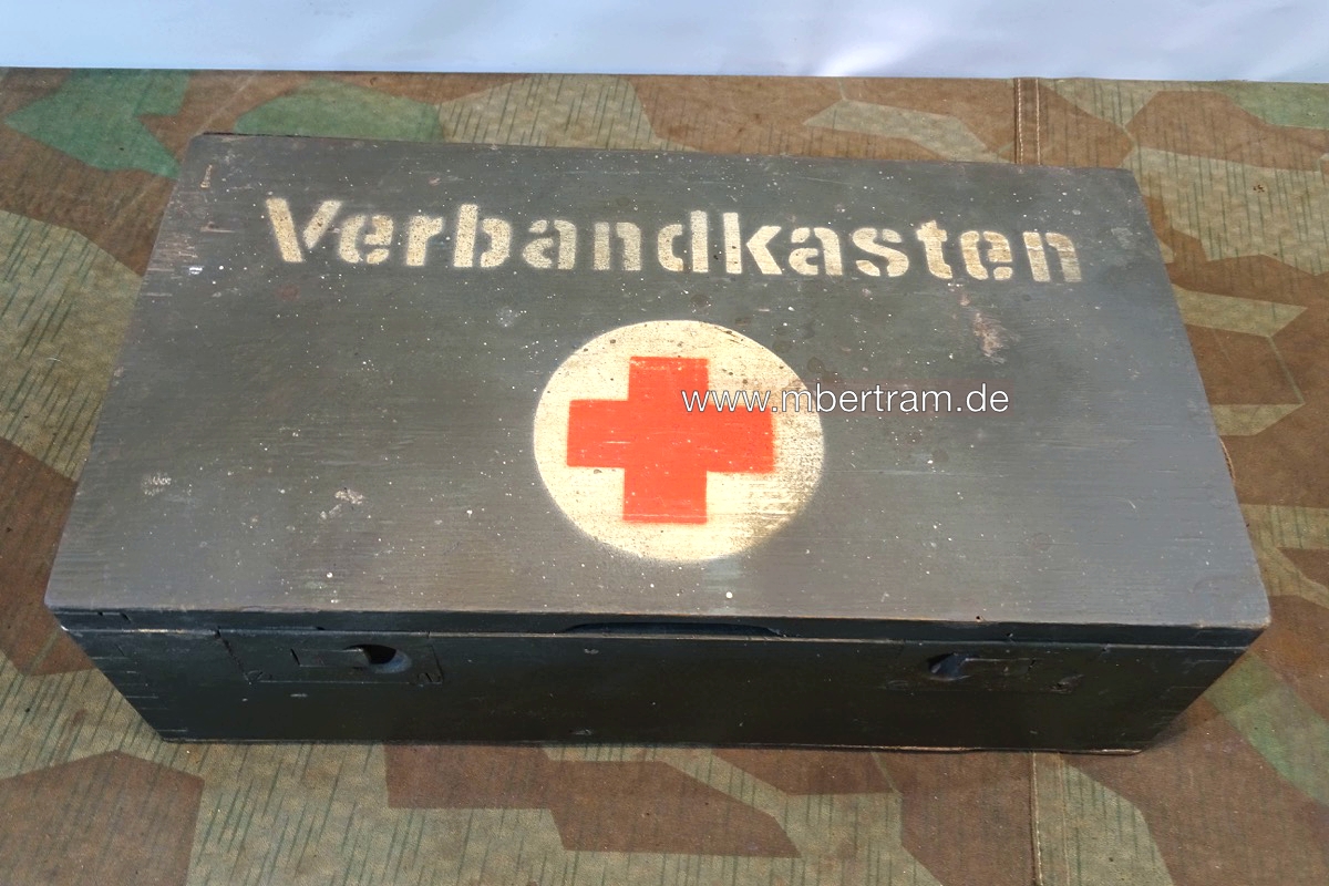 Wehrmacht KFZ Verbandkasten, Holz, feldgrau mit Beschriftung, ohne Inhalt
