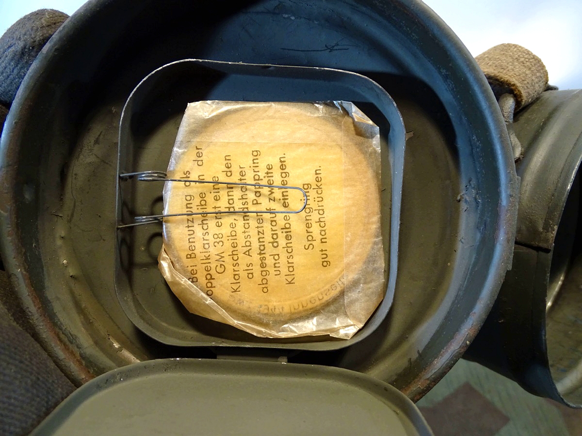 20925-29 Gasmaske mit Dose M 38 und Filter FE 41, (unbenutzt) und Losantin, alles 1944
