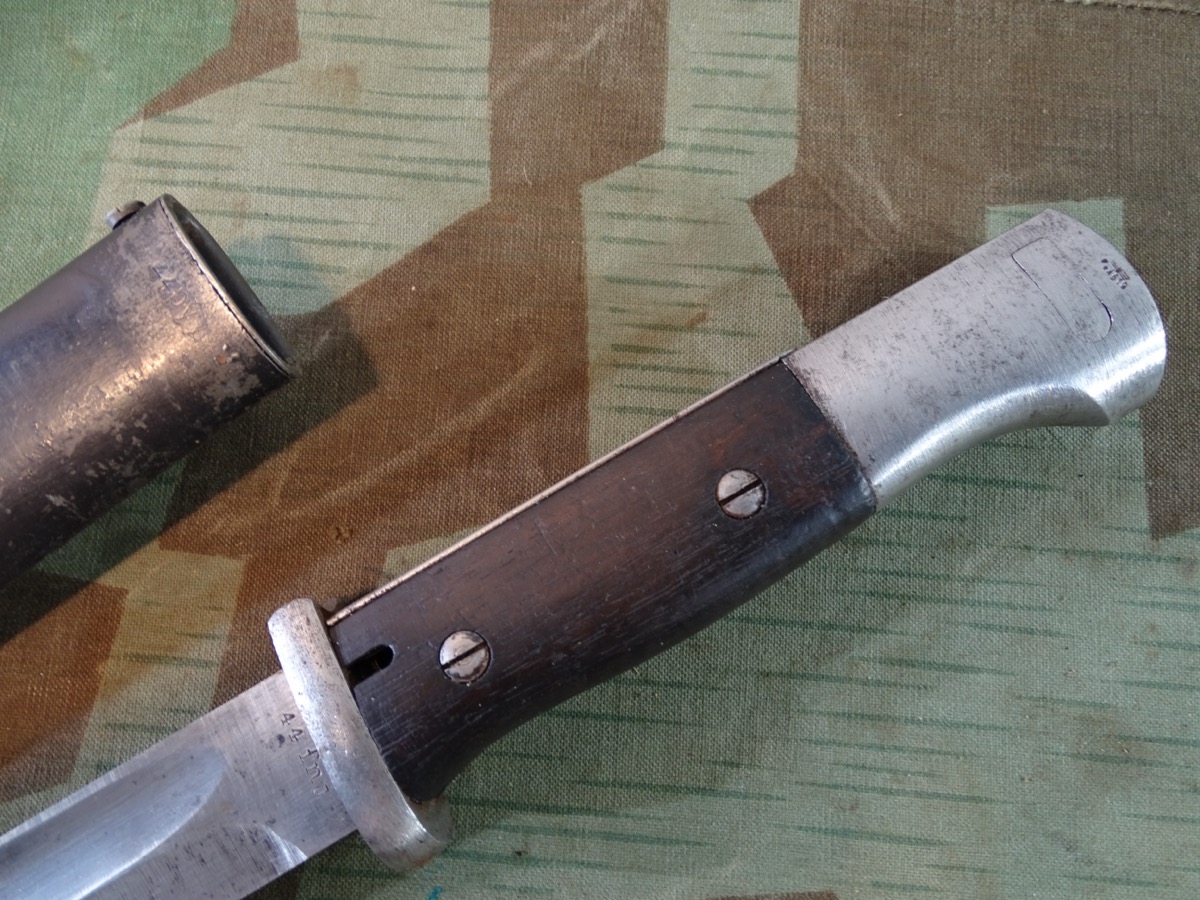 Wehrmachts K 98 Seitengewehr SG 84/98 mit Holz Griffschalen, späte Fertigung: Bajonett fnj 44 / Scheide pyy 1944 Wehrmachts K 98 Seitengewehr SG 84/98 mit Holz Griffschalen, späte Fertigung: Bajonett fnj 44 / Scheide pyy 1944