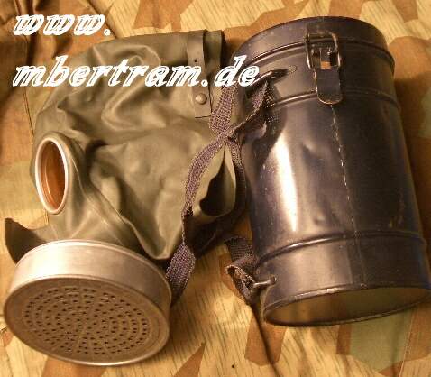 Gasmaske uniformierte Luftschutzwarte, glatte Blechdose