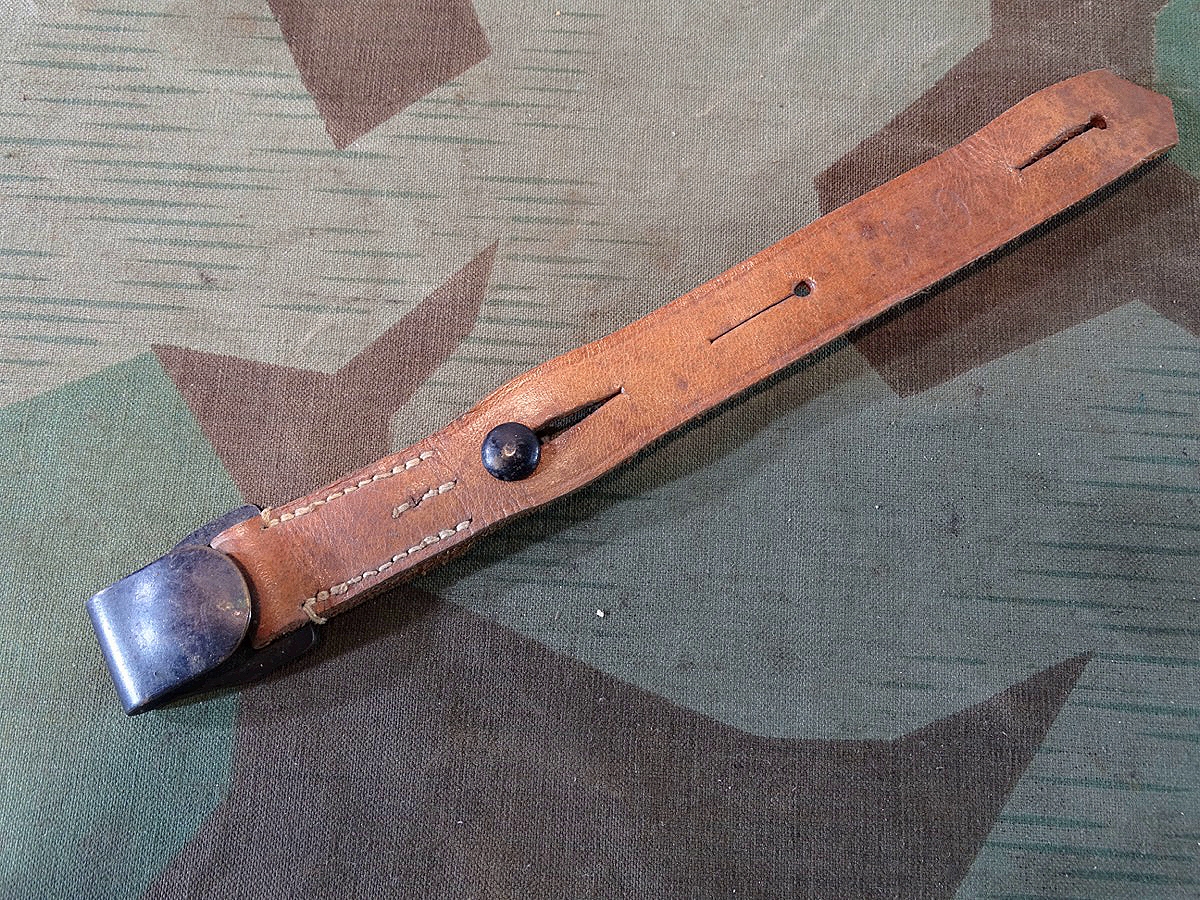 Kurzer Gasmasken Riemen, frühes Stück, braunes Leder,  Bunmtmetall Haken, Stempel Adler um 1936