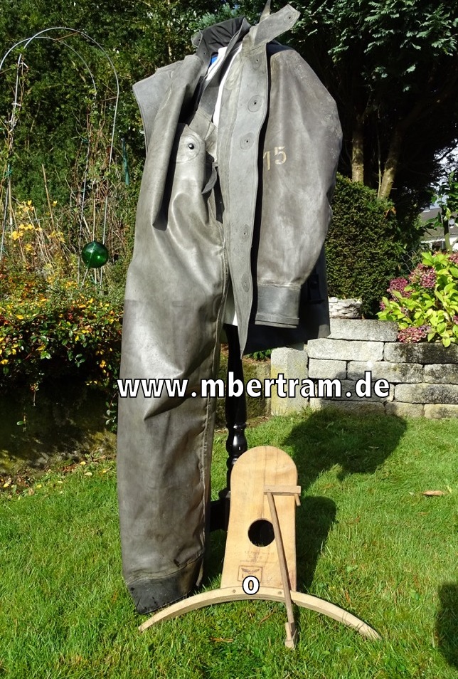 Schwere Gasschutzausrüstung, deutsch, 2. WK. Jacke, Hose, spezial Kleiderbügel.