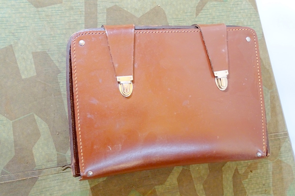 20305-12 DDR NVA Ledertasche Artillerie-Kommandeursbesteck mit Inhalt