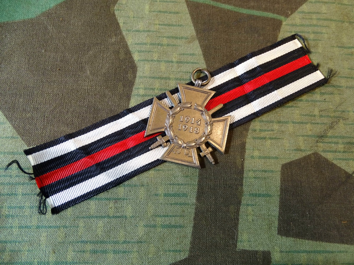Ehrenkreuz für Frontkämpfer 1914/ 1918 mit Schwertern. Hersteller W.K. 