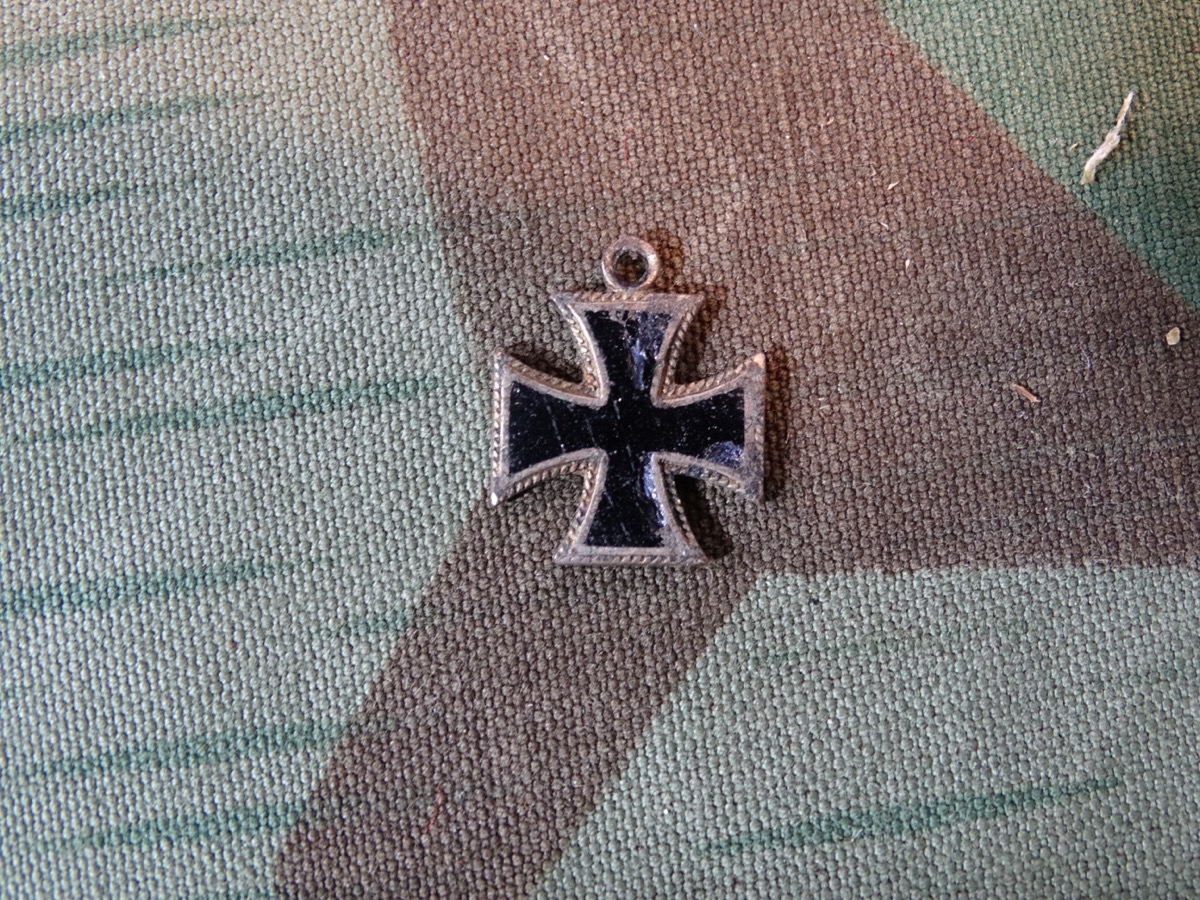 Miniatur des Eisernen Kreuzes 1. oder 2. Klasse 1914 für Frackkettchen. ca. 15 mm H