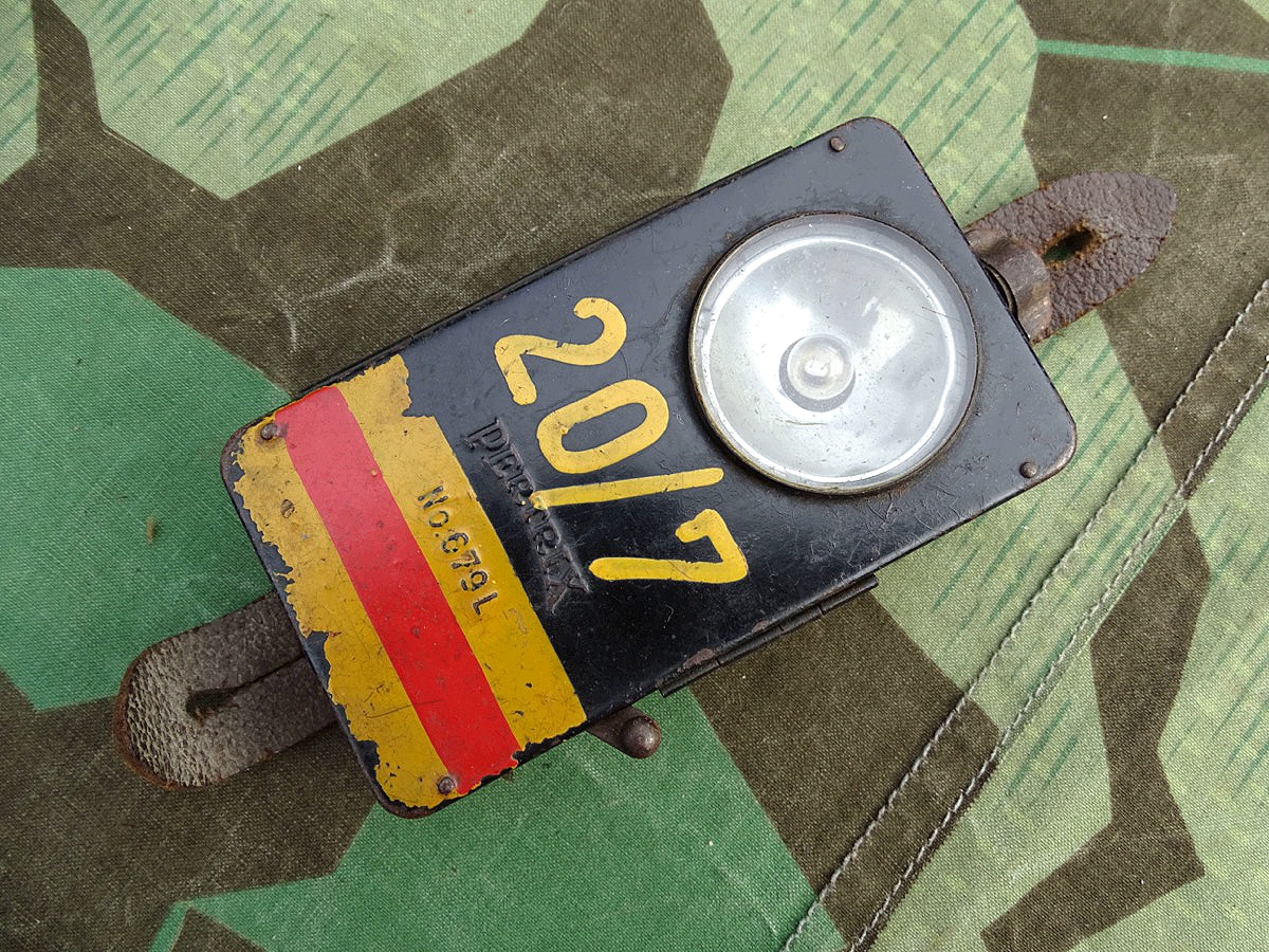 Luftschutz Dienst Taschenlampe, Pertrix No 679 L schöne farbige Originallackierung. 